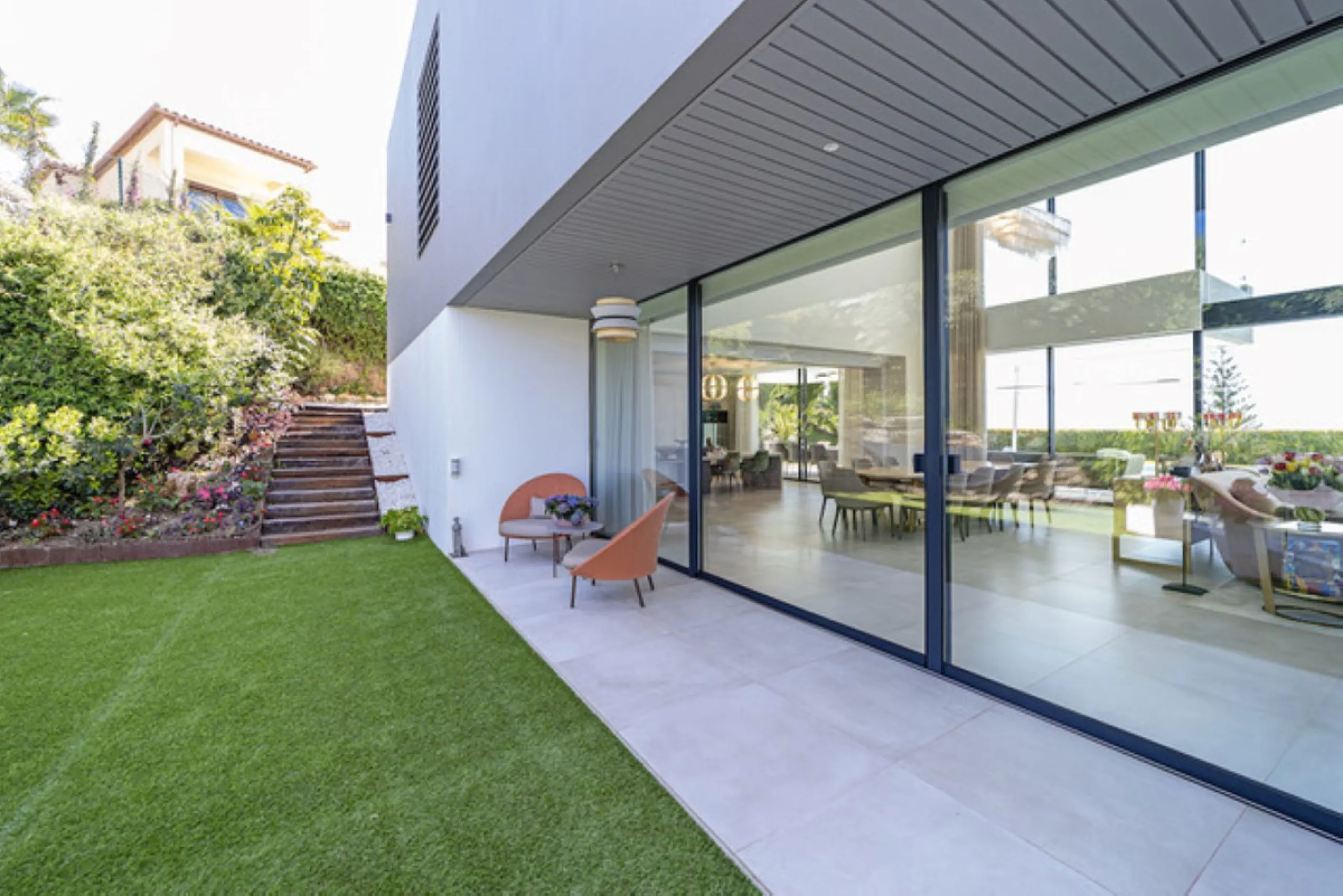 Welcome to this stunning detached villa in the prestigious Los Arqueros, Costa del Sol. Perfectly positioned on the frontline of a renowned golf course, this exquisite property combines modern luxury, breathtaking views, and unparalleled amenities for an 