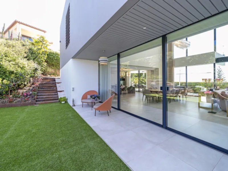 Welcome to this stunning detached villa in the prestigious Los Arqueros, Costa del Sol. Perfectly positioned on the frontline of a renowned golf course, this exquisite property combines modern luxury, breathtaking views, and unparalleled amenities for an 
