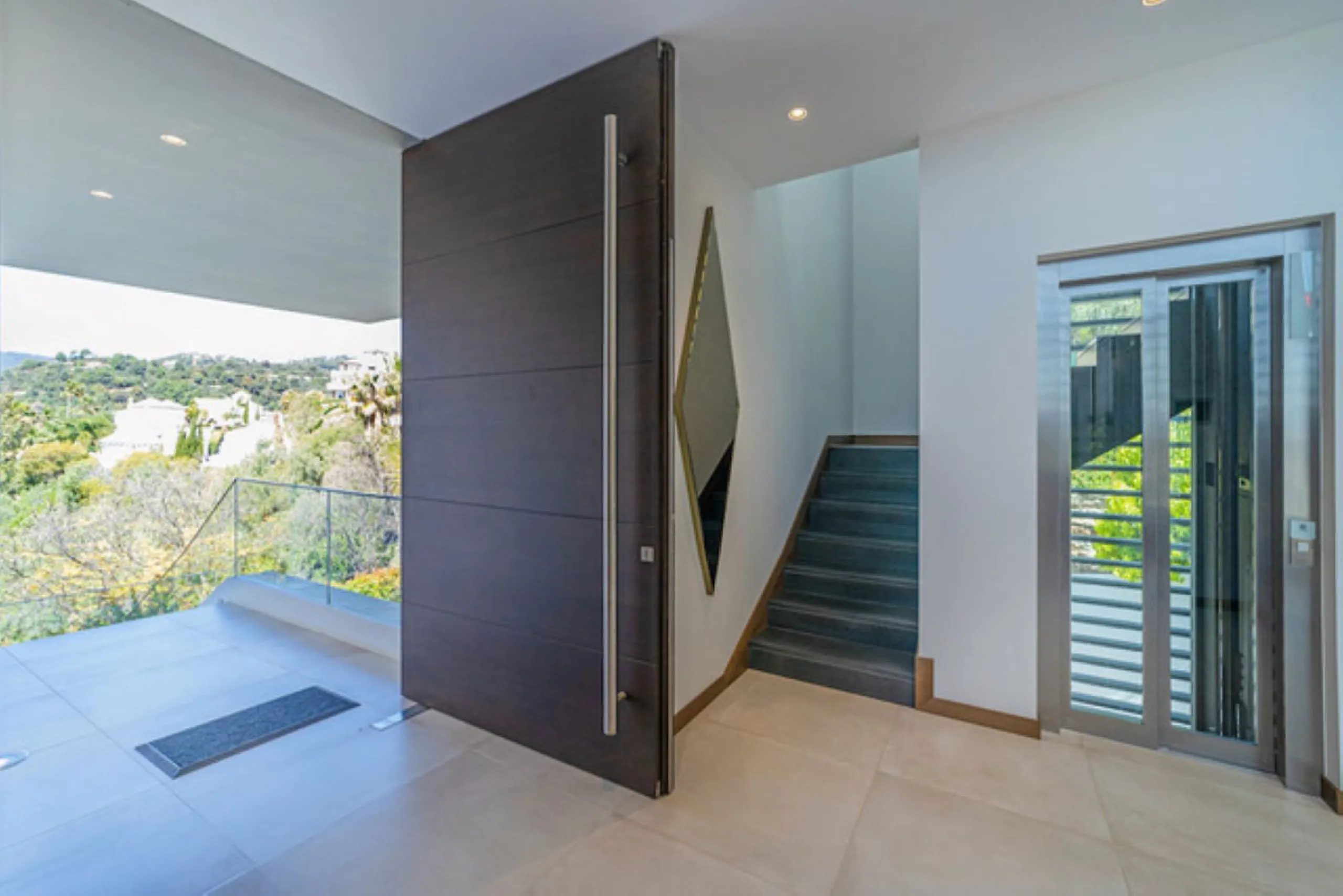 Welcome to this stunning detached villa in the prestigious Los Arqueros, Costa del Sol. Perfectly positioned on the frontline of a renowned golf course, this exquisite property combines modern luxury, breathtaking views, and unparalleled amenities for an 