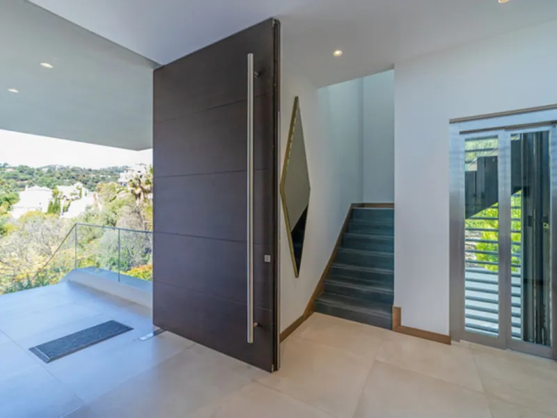 Welcome to this stunning detached villa in the prestigious Los Arqueros, Costa del Sol. Perfectly positioned on the frontline of a renowned golf course, this exquisite property combines modern luxury, breathtaking views, and unparalleled amenities for an 