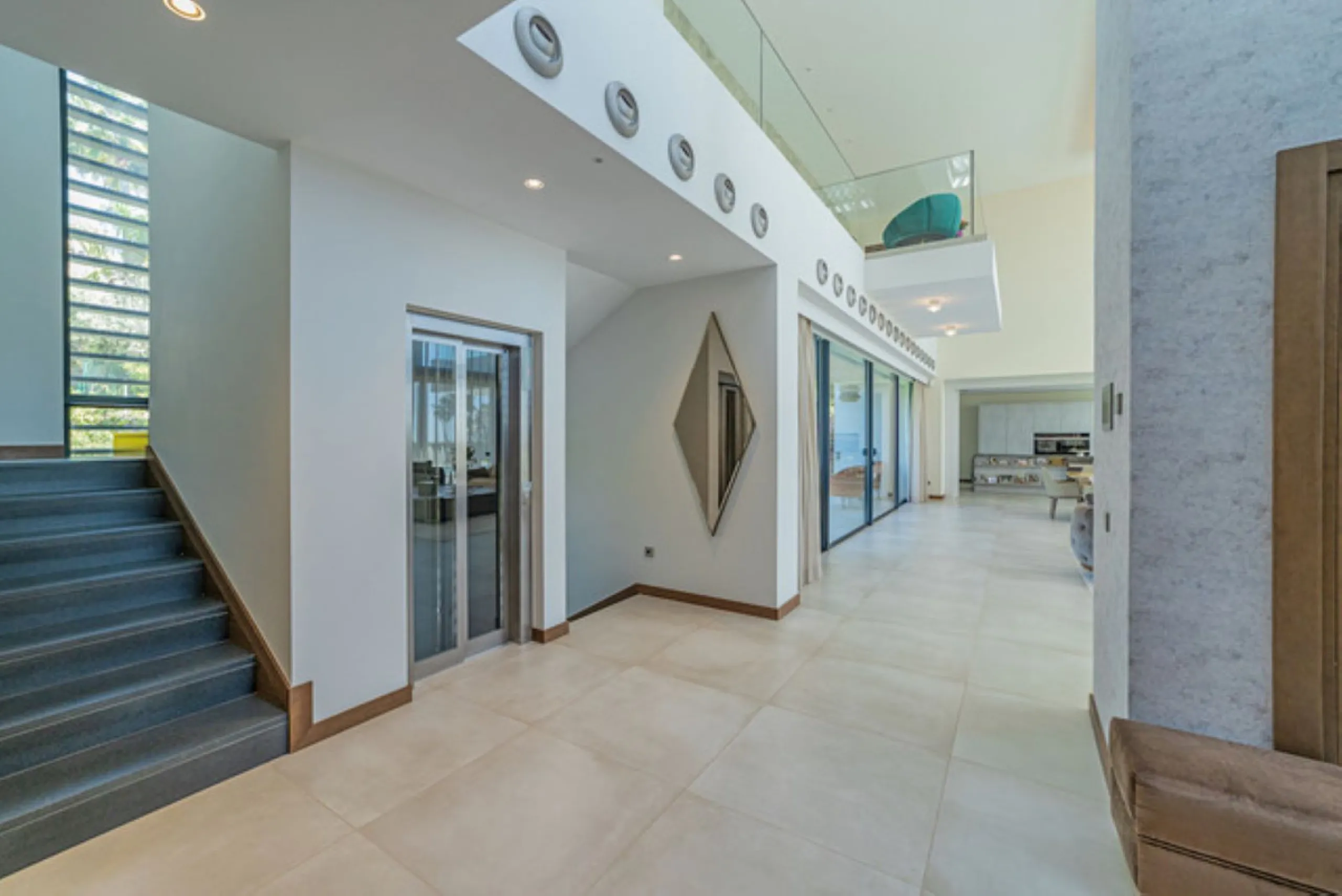 Welcome to this stunning detached villa in the prestigious Los Arqueros, Costa del Sol. Perfectly positioned on the frontline of a renowned golf course, this exquisite property combines modern luxury, breathtaking views, and unparalleled amenities for an 