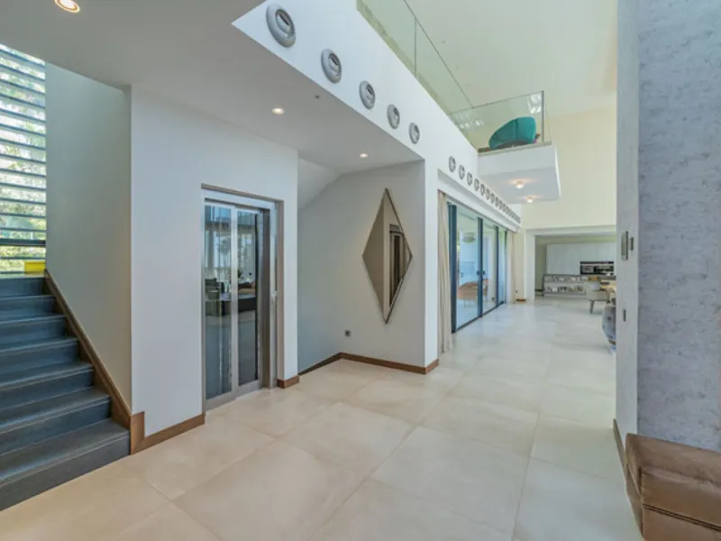 Welcome to this stunning detached villa in the prestigious Los Arqueros, Costa del Sol. Perfectly positioned on the frontline of a renowned golf course, this exquisite property combines modern luxury, breathtaking views, and unparalleled amenities for an 