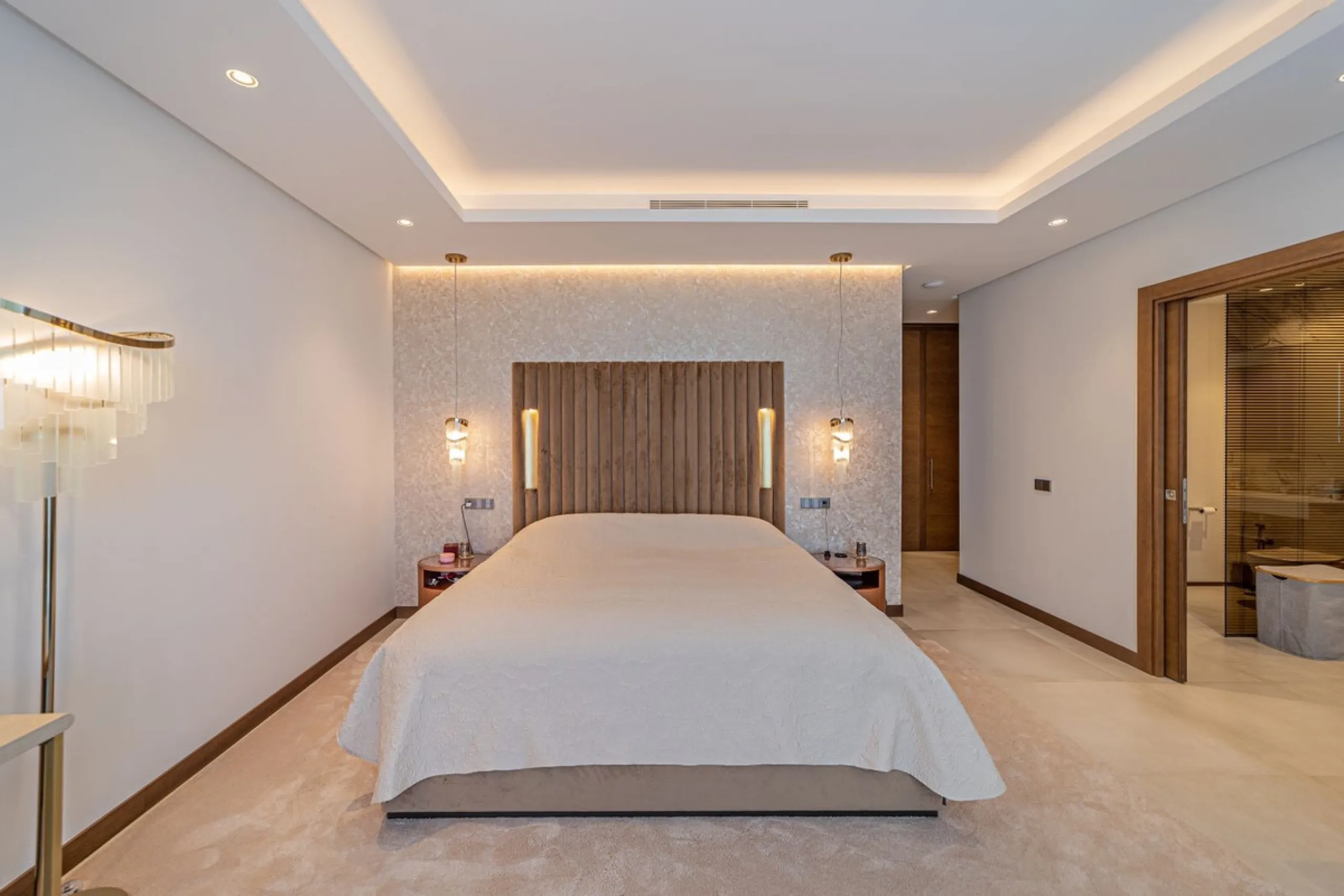 Welcome to this stunning detached villa in the prestigious Los Arqueros, Costa del Sol. Perfectly positioned on the frontline of a renowned golf course, this exquisite property combines modern luxury, breathtaking views, and unparalleled amenities for an 