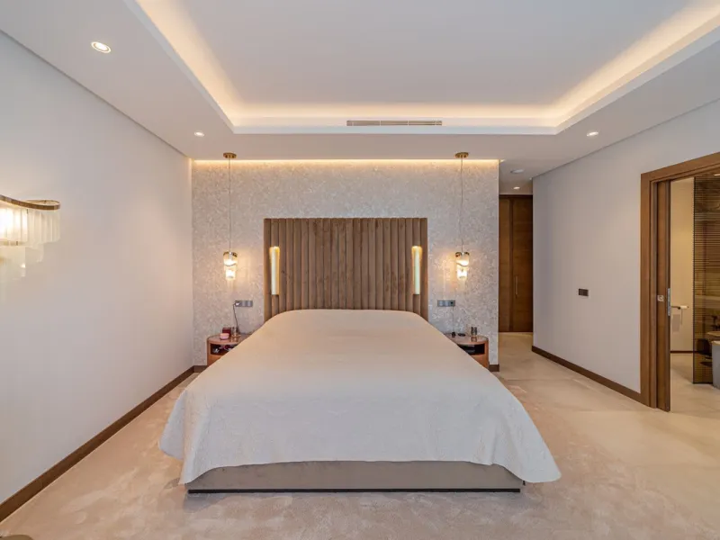 Welcome to this stunning detached villa in the prestigious Los Arqueros, Costa del Sol. Perfectly positioned on the frontline of a renowned golf course, this exquisite property combines modern luxury, breathtaking views, and unparalleled amenities for an 