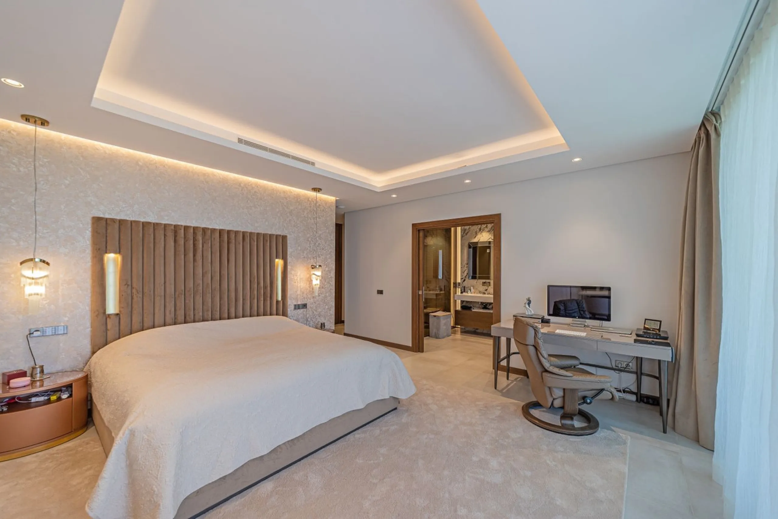 Welcome to this stunning detached villa in the prestigious Los Arqueros, Costa del Sol. Perfectly positioned on the frontline of a renowned golf course, this exquisite property combines modern luxury, breathtaking views, and unparalleled amenities for an 