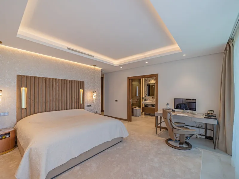 Welcome to this stunning detached villa in the prestigious Los Arqueros, Costa del Sol. Perfectly positioned on the frontline of a renowned golf course, this exquisite property combines modern luxury, breathtaking views, and unparalleled amenities for an 