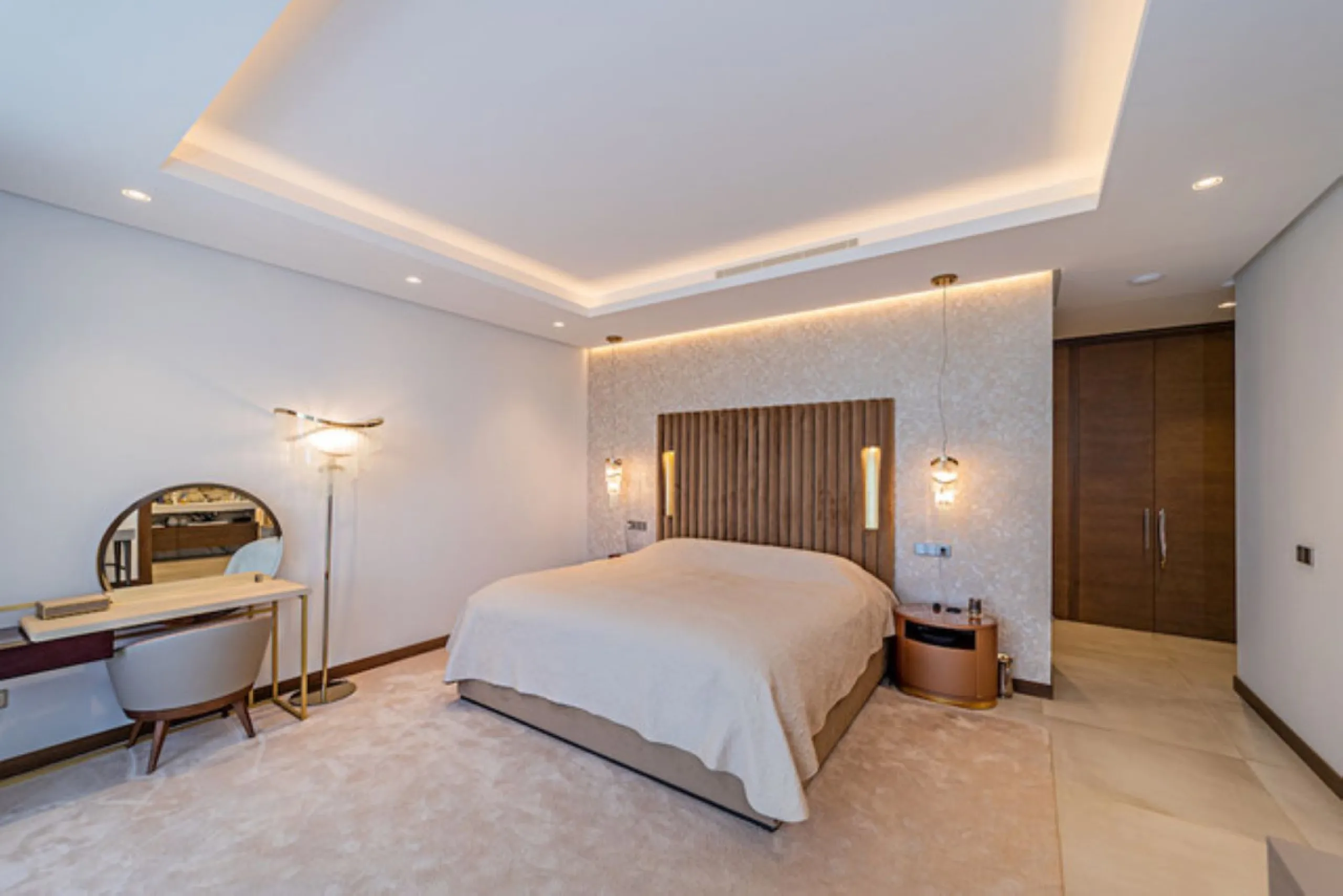 Welcome to this stunning detached villa in the prestigious Los Arqueros, Costa del Sol. Perfectly positioned on the frontline of a renowned golf course, this exquisite property combines modern luxury, breathtaking views, and unparalleled amenities for an 