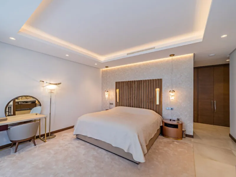 Welcome to this stunning detached villa in the prestigious Los Arqueros, Costa del Sol. Perfectly positioned on the frontline of a renowned golf course, this exquisite property combines modern luxury, breathtaking views, and unparalleled amenities for an 