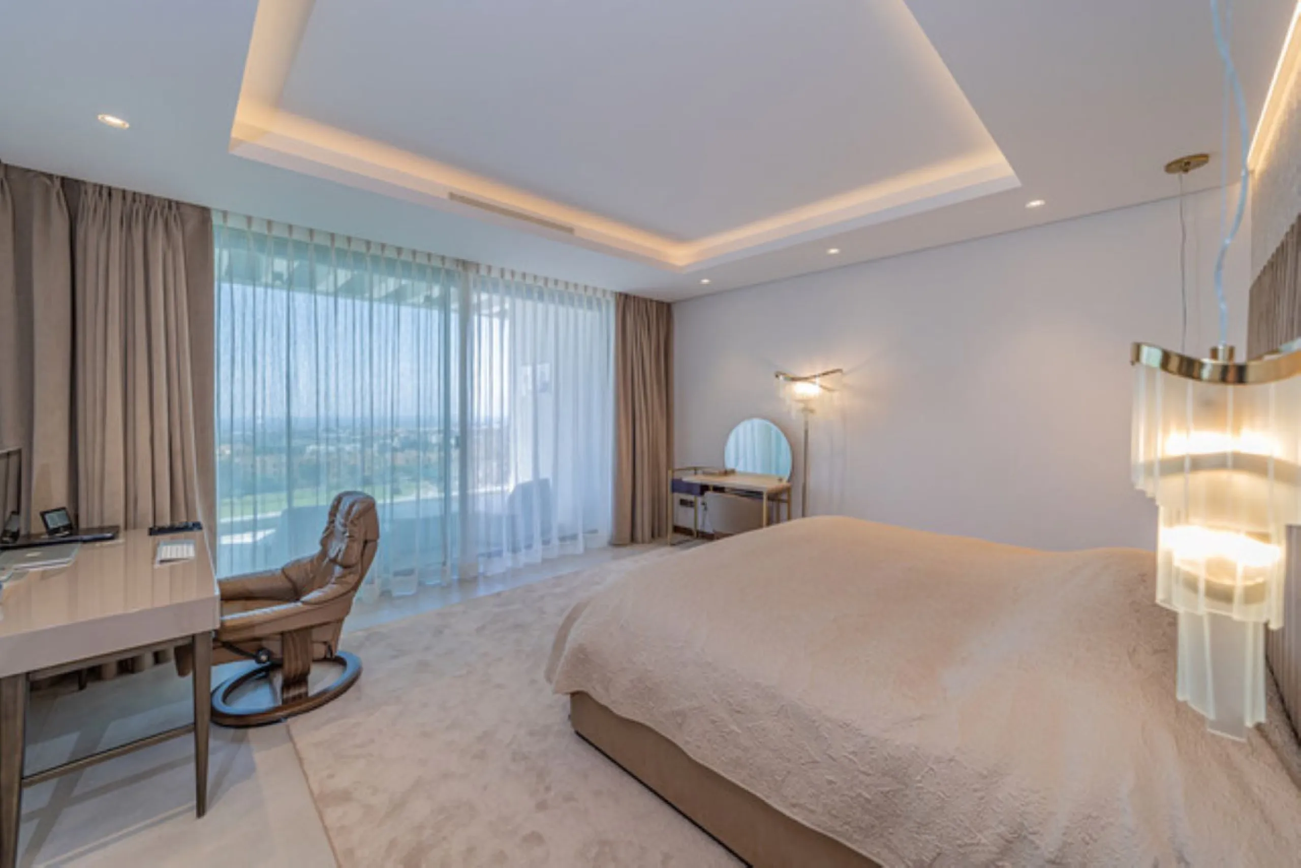 Welcome to this stunning detached villa in the prestigious Los Arqueros, Costa del Sol. Perfectly positioned on the frontline of a renowned golf course, this exquisite property combines modern luxury, breathtaking views, and unparalleled amenities for an 