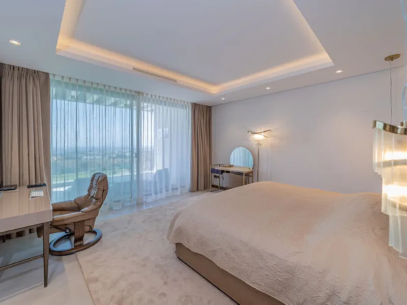 Welcome to this stunning detached villa in the prestigious Los Arqueros, Costa del Sol. Perfectly positioned on the frontline of a renowned golf course, this exquisite property combines modern luxury, breathtaking views, and unparalleled amenities for an 
