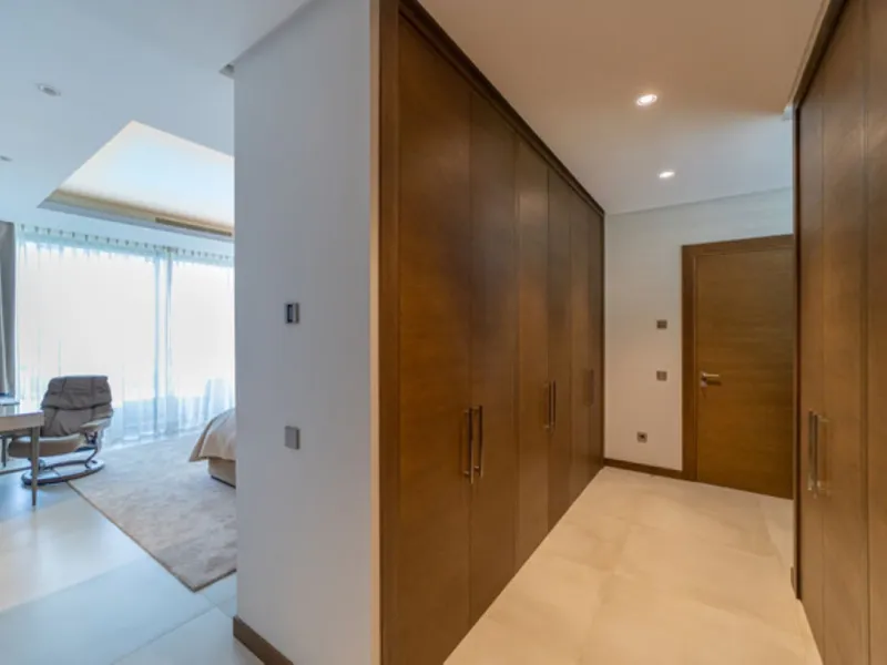 Welcome to this stunning detached villa in the prestigious Los Arqueros, Costa del Sol. Perfectly positioned on the frontline of a renowned golf course, this exquisite property combines modern luxury, breathtaking views, and unparalleled amenities for an 