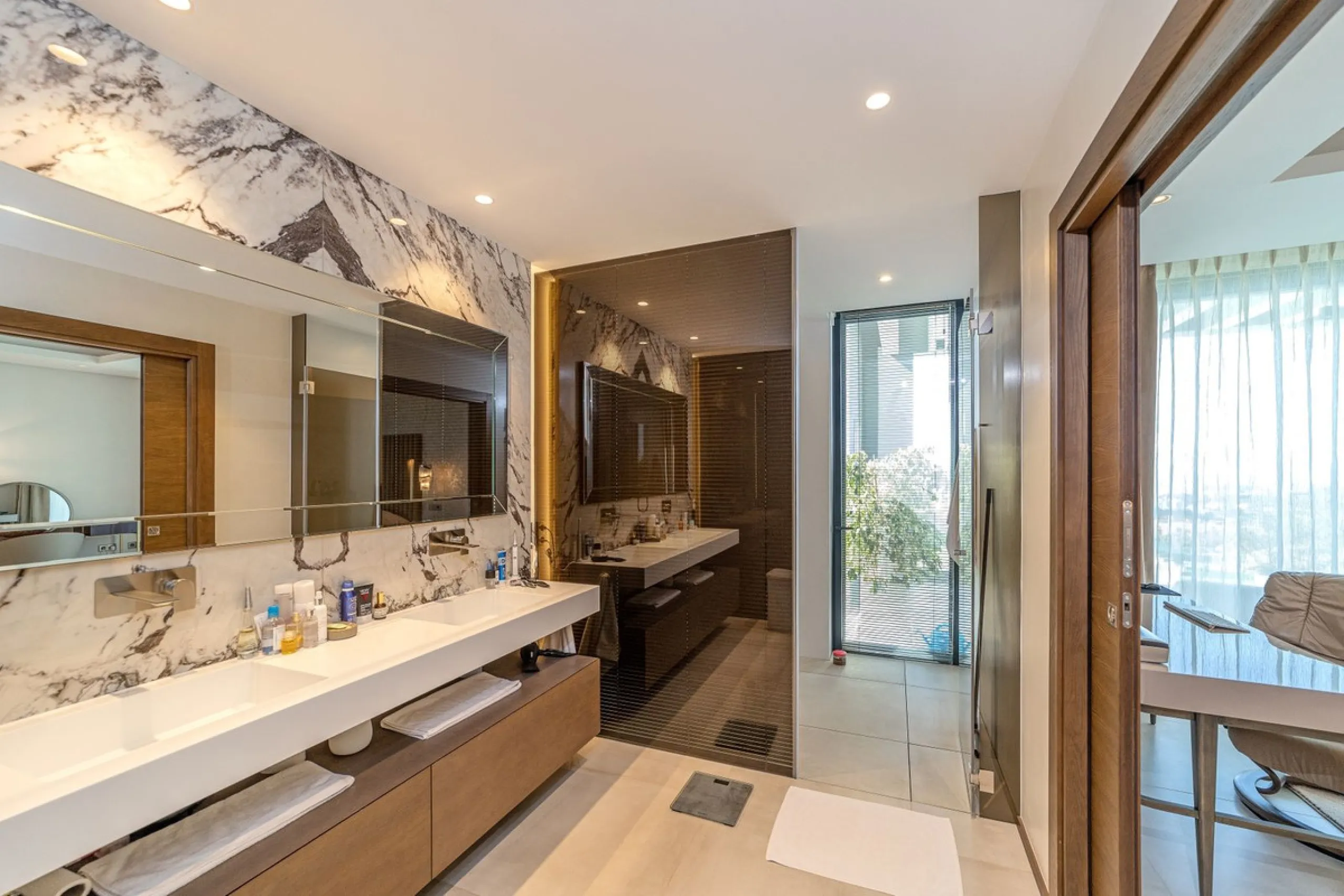 Welcome to this stunning detached villa in the prestigious Los Arqueros, Costa del Sol. Perfectly positioned on the frontline of a renowned golf course, this exquisite property combines modern luxury, breathtaking views, and unparalleled amenities for an 