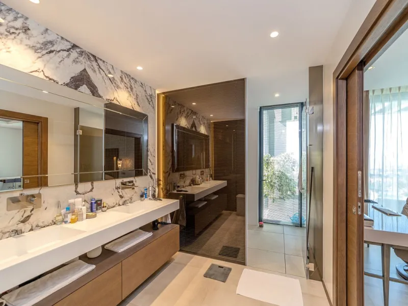 Welcome to this stunning detached villa in the prestigious Los Arqueros, Costa del Sol. Perfectly positioned on the frontline of a renowned golf course, this exquisite property combines modern luxury, breathtaking views, and unparalleled amenities for an 