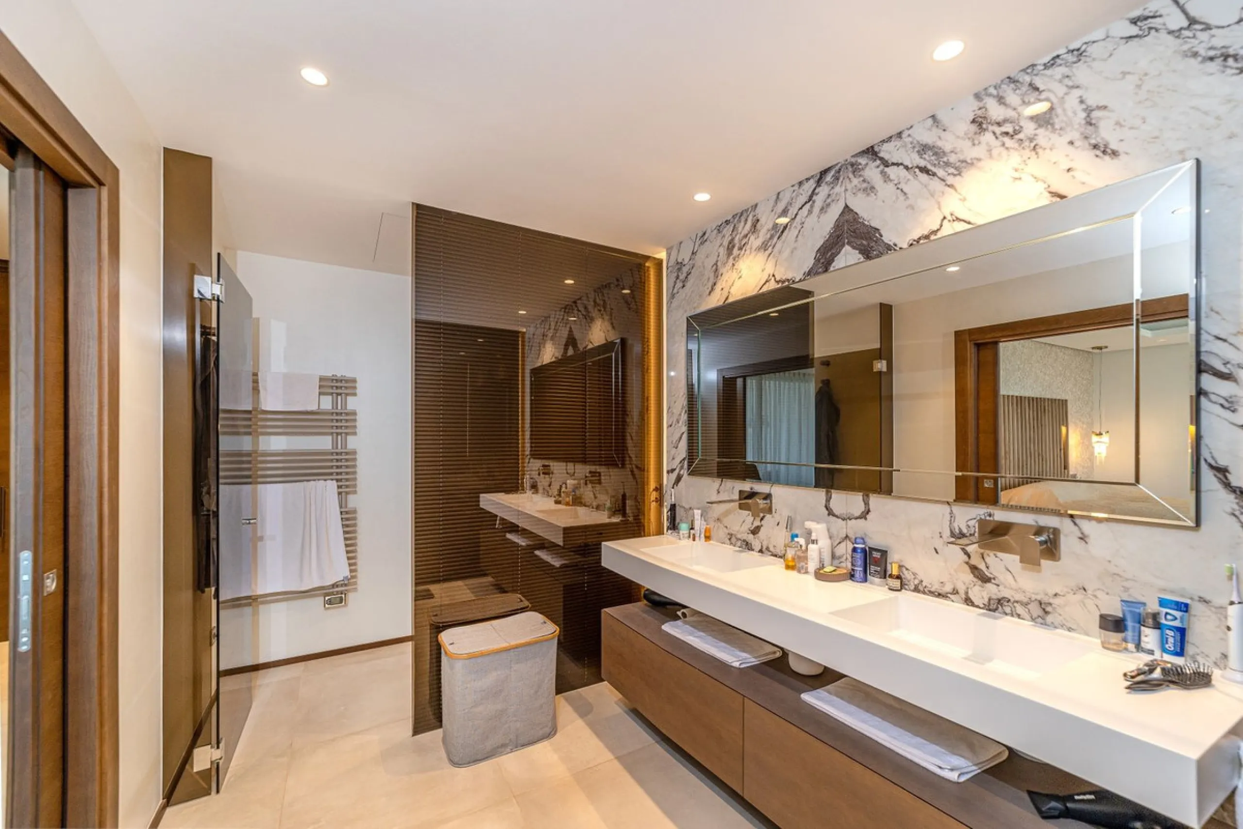 Welcome to this stunning detached villa in the prestigious Los Arqueros, Costa del Sol. Perfectly positioned on the frontline of a renowned golf course, this exquisite property combines modern luxury, breathtaking views, and unparalleled amenities for an 