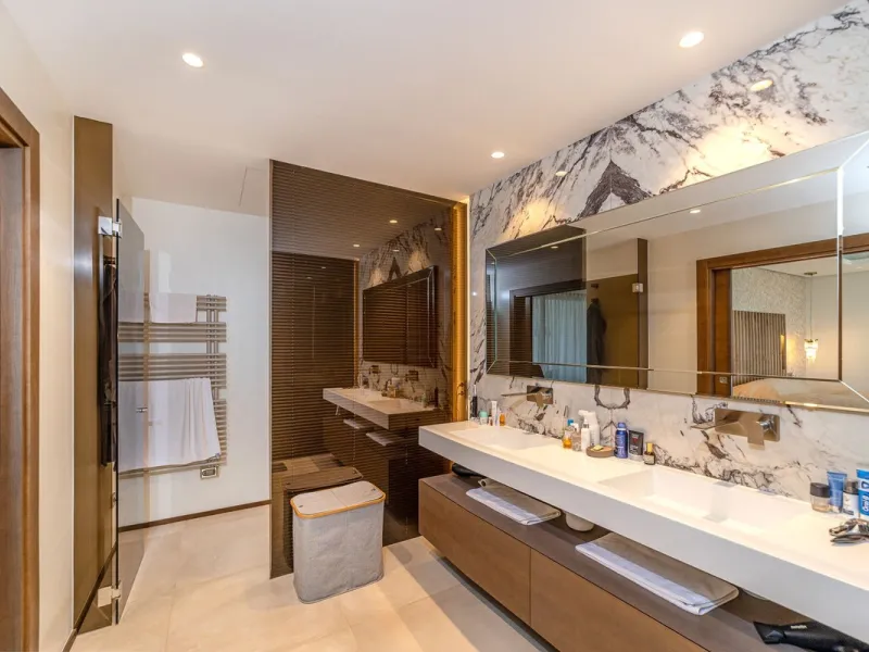 Welcome to this stunning detached villa in the prestigious Los Arqueros, Costa del Sol. Perfectly positioned on the frontline of a renowned golf course, this exquisite property combines modern luxury, breathtaking views, and unparalleled amenities for an 