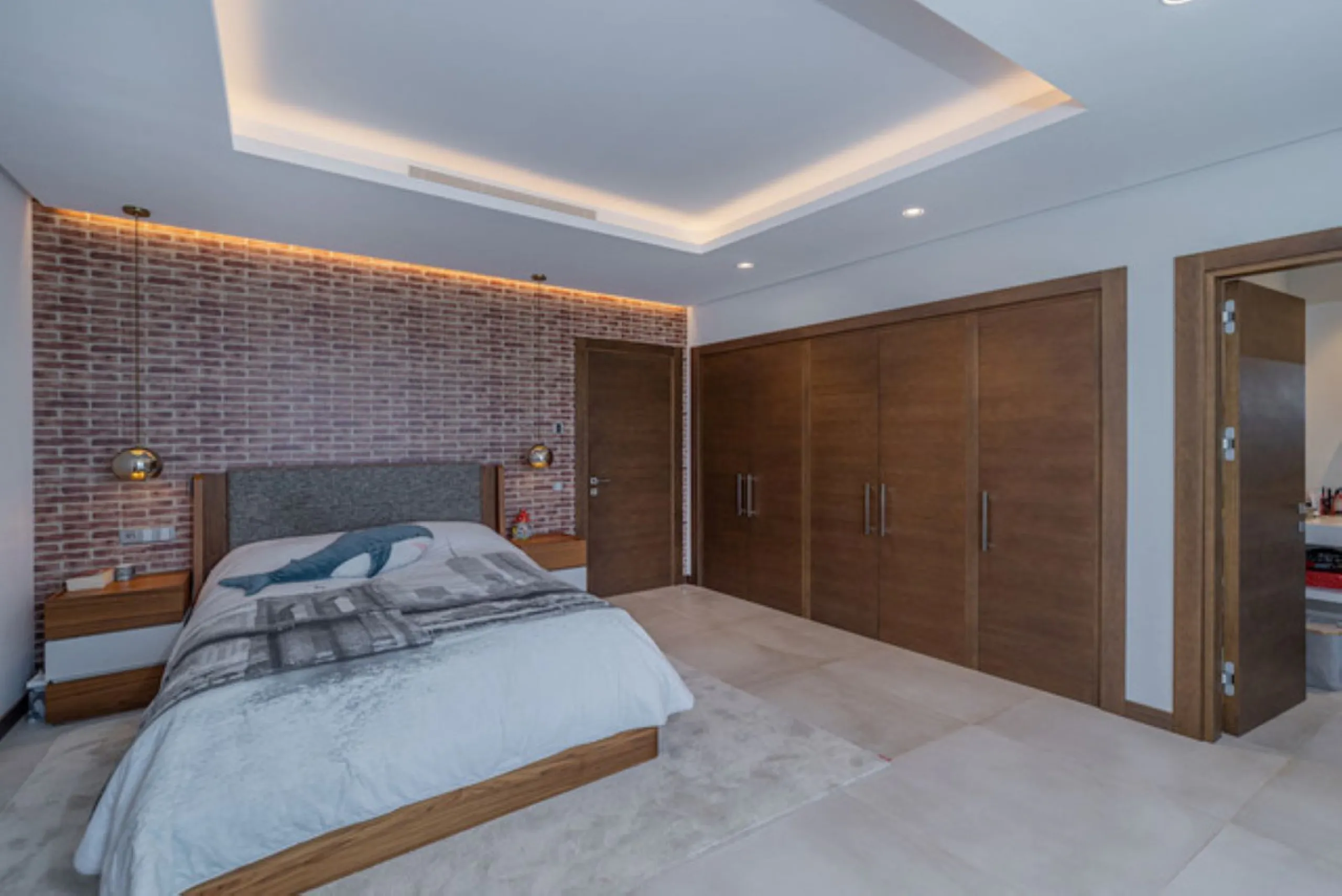 Welcome to this stunning detached villa in the prestigious Los Arqueros, Costa del Sol. Perfectly positioned on the frontline of a renowned golf course, this exquisite property combines modern luxury, breathtaking views, and unparalleled amenities for an 