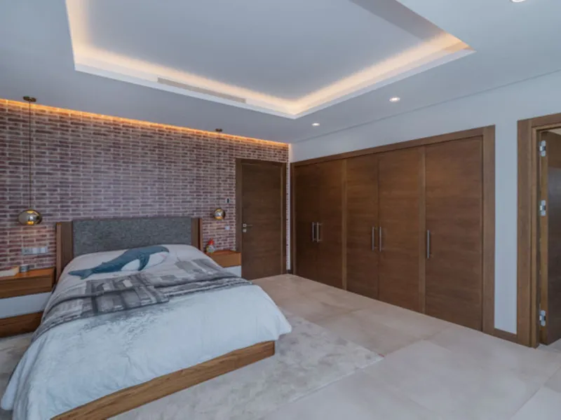 Welcome to this stunning detached villa in the prestigious Los Arqueros, Costa del Sol. Perfectly positioned on the frontline of a renowned golf course, this exquisite property combines modern luxury, breathtaking views, and unparalleled amenities for an 
