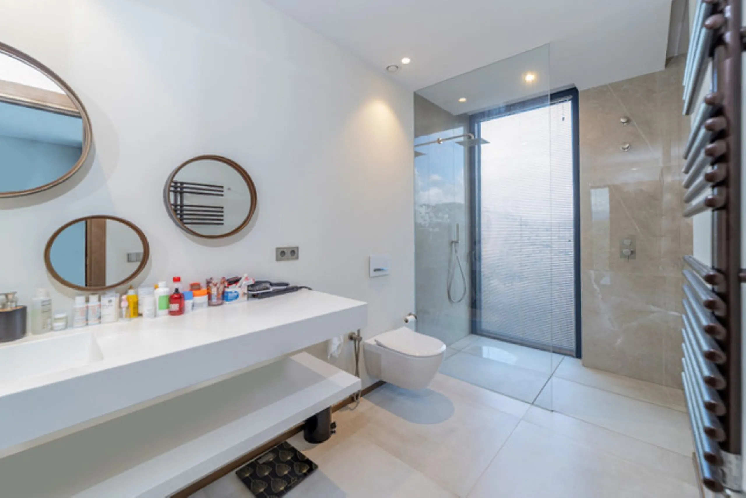 Welcome to this stunning detached villa in the prestigious Los Arqueros, Costa del Sol. Perfectly positioned on the frontline of a renowned golf course, this exquisite property combines modern luxury, breathtaking views, and unparalleled amenities for an 