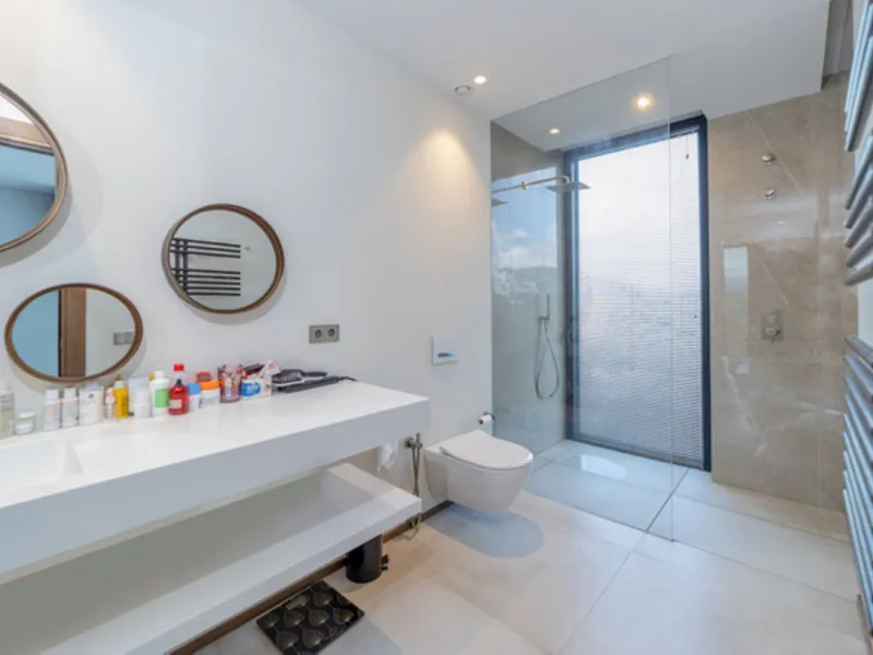 Welcome to this stunning detached villa in the prestigious Los Arqueros, Costa del Sol. Perfectly positioned on the frontline of a renowned golf course, this exquisite property combines modern luxury, breathtaking views, and unparalleled amenities for an 