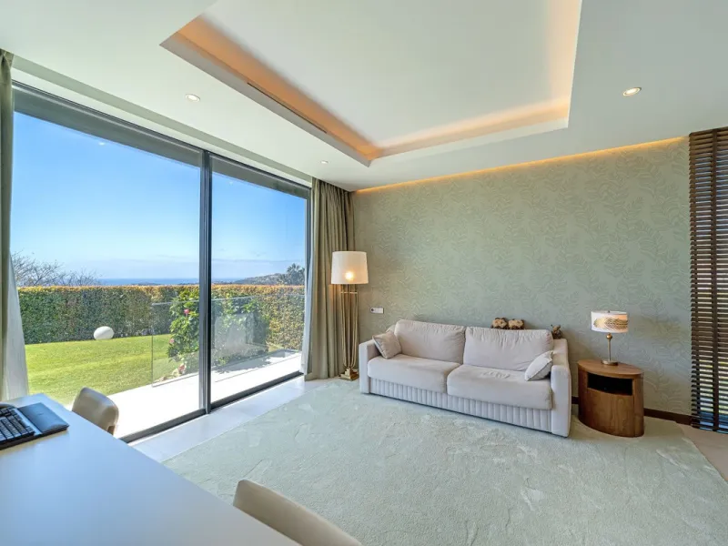 Welcome to this stunning detached villa in the prestigious Los Arqueros, Costa del Sol. Perfectly positioned on the frontline of a renowned golf course, this exquisite property combines modern luxury, breathtaking views, and unparalleled amenities for an 