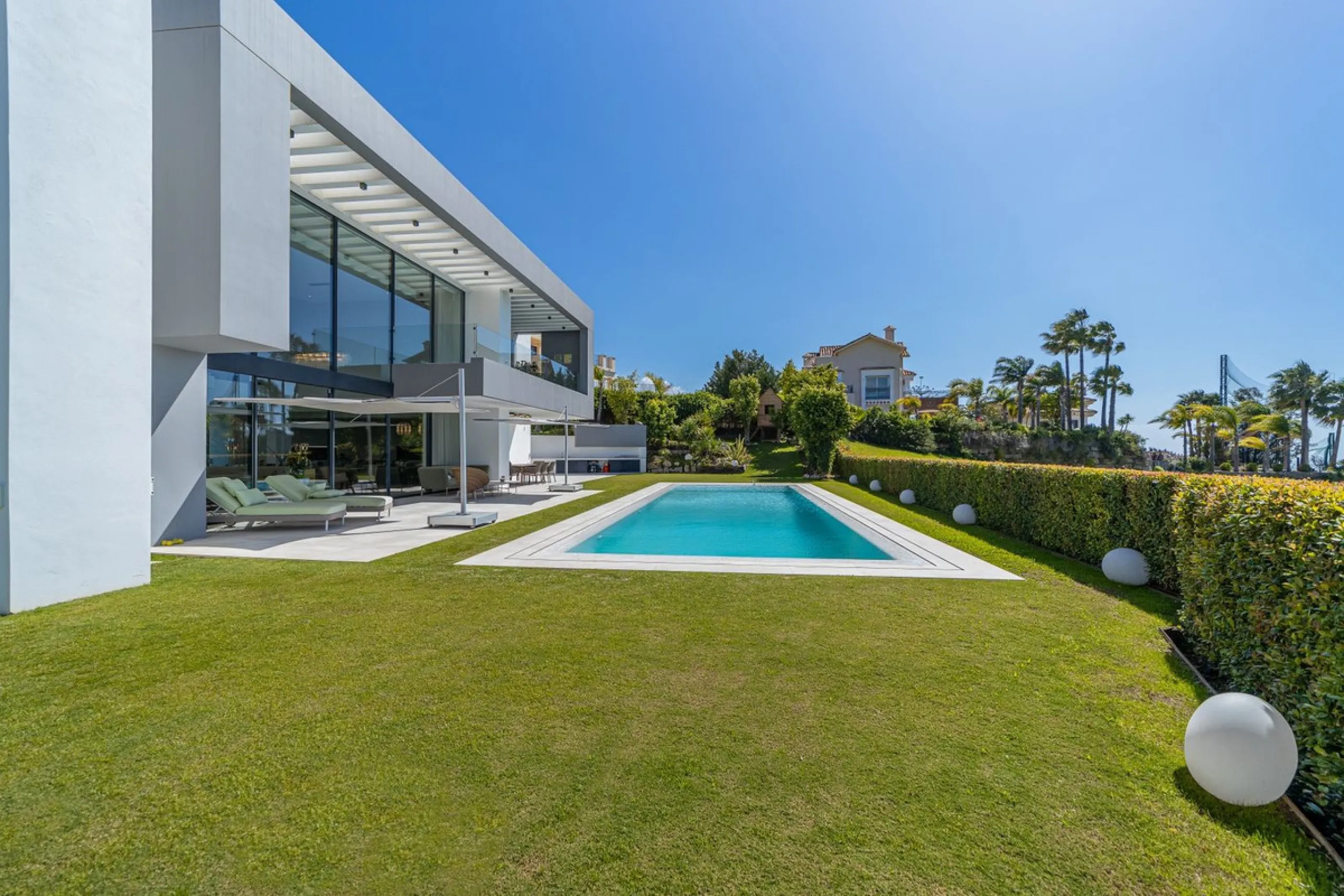 Welcome to this stunning detached villa in the prestigious Los Arqueros, Costa del Sol. Perfectly positioned on the frontline of a renowned golf course, this exquisite property combines modern luxury, breathtaking views, and unparalleled amenities for an 