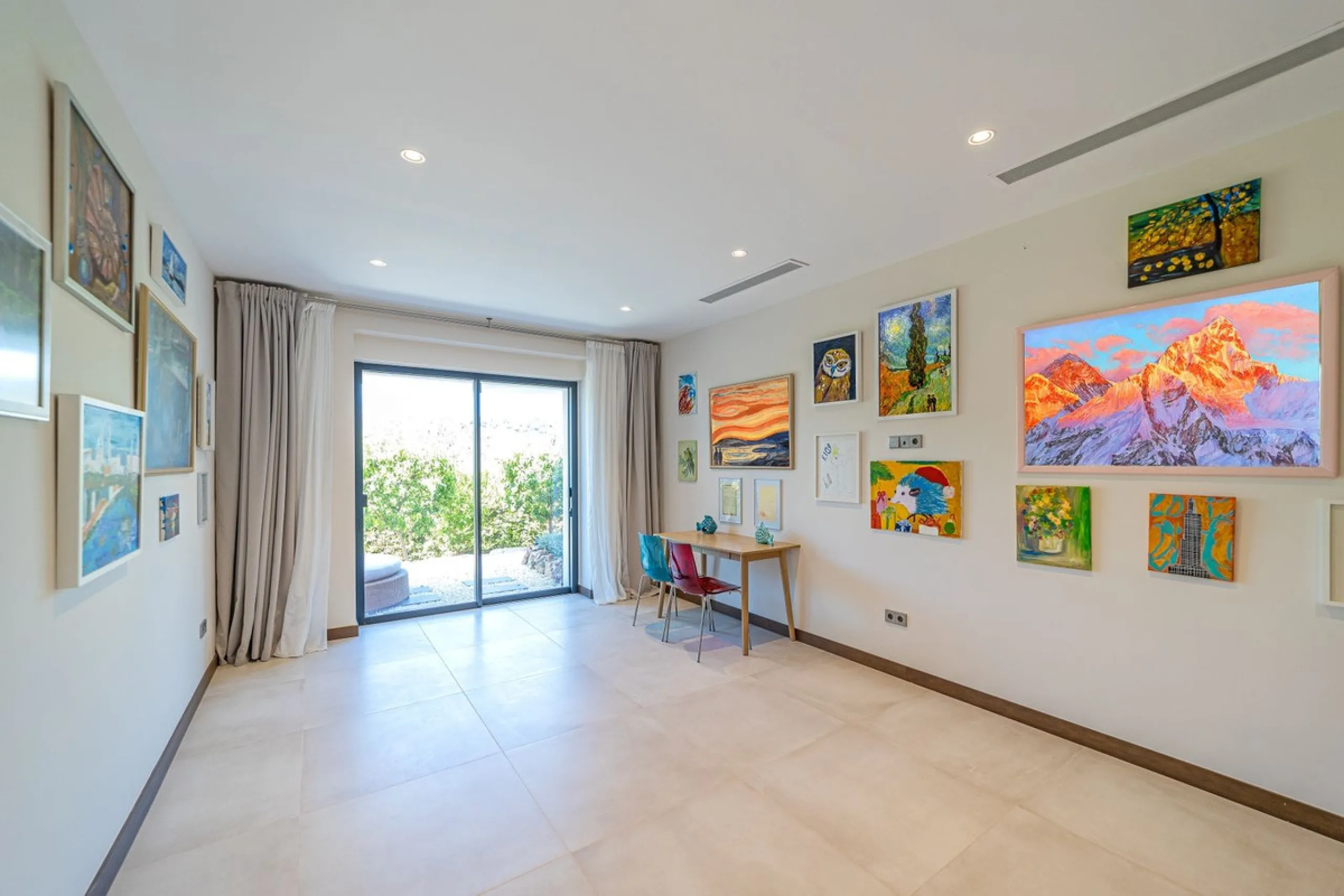 Welcome to this stunning detached villa in the prestigious Los Arqueros, Costa del Sol. Perfectly positioned on the frontline of a renowned golf course, this exquisite property combines modern luxury, breathtaking views, and unparalleled amenities for an 