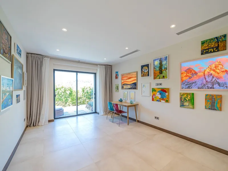 Welcome to this stunning detached villa in the prestigious Los Arqueros, Costa del Sol. Perfectly positioned on the frontline of a renowned golf course, this exquisite property combines modern luxury, breathtaking views, and unparalleled amenities for an 