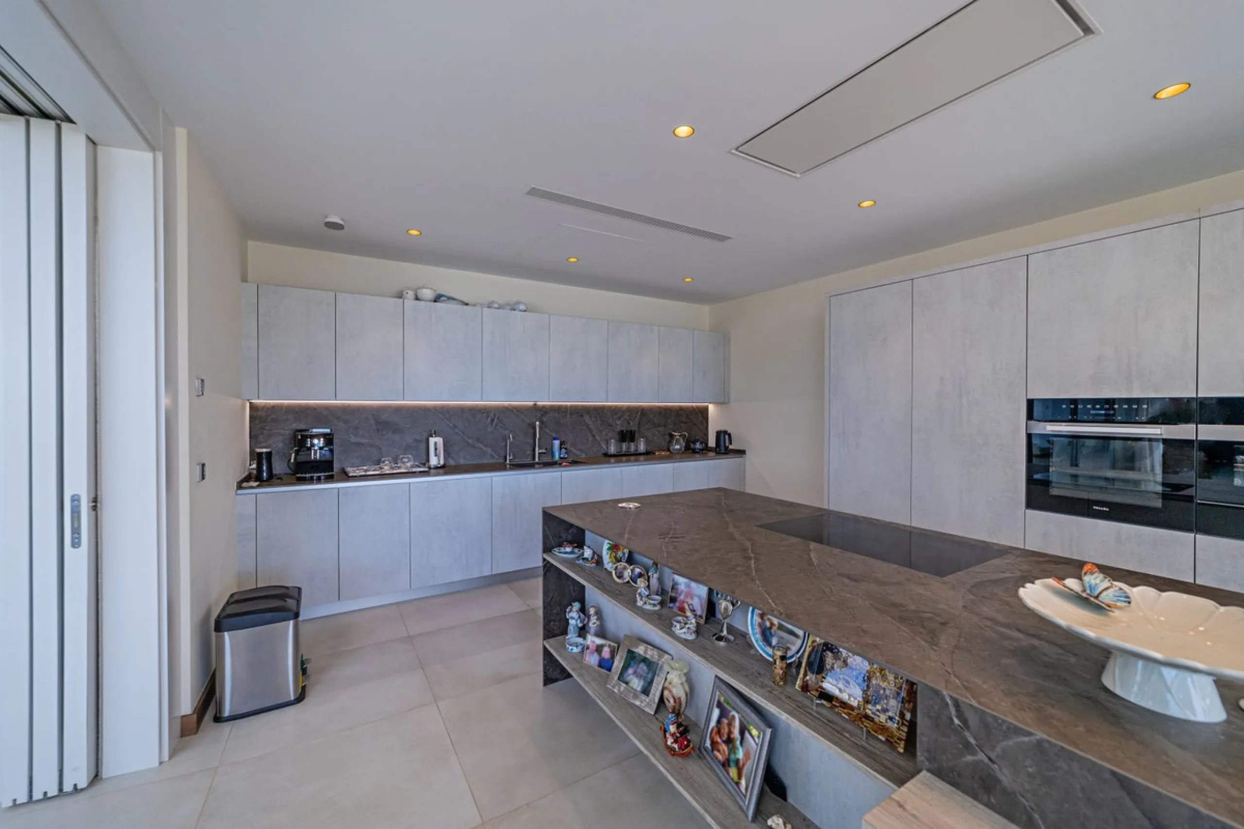 Welcome to this stunning detached villa in the prestigious Los Arqueros, Costa del Sol. Perfectly positioned on the frontline of a renowned golf course, this exquisite property combines modern luxury, breathtaking views, and unparalleled amenities for an 
