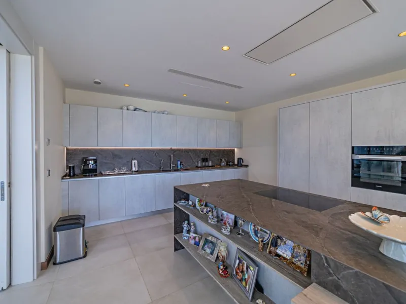 Welcome to this stunning detached villa in the prestigious Los Arqueros, Costa del Sol. Perfectly positioned on the frontline of a renowned golf course, this exquisite property combines modern luxury, breathtaking views, and unparalleled amenities for an 