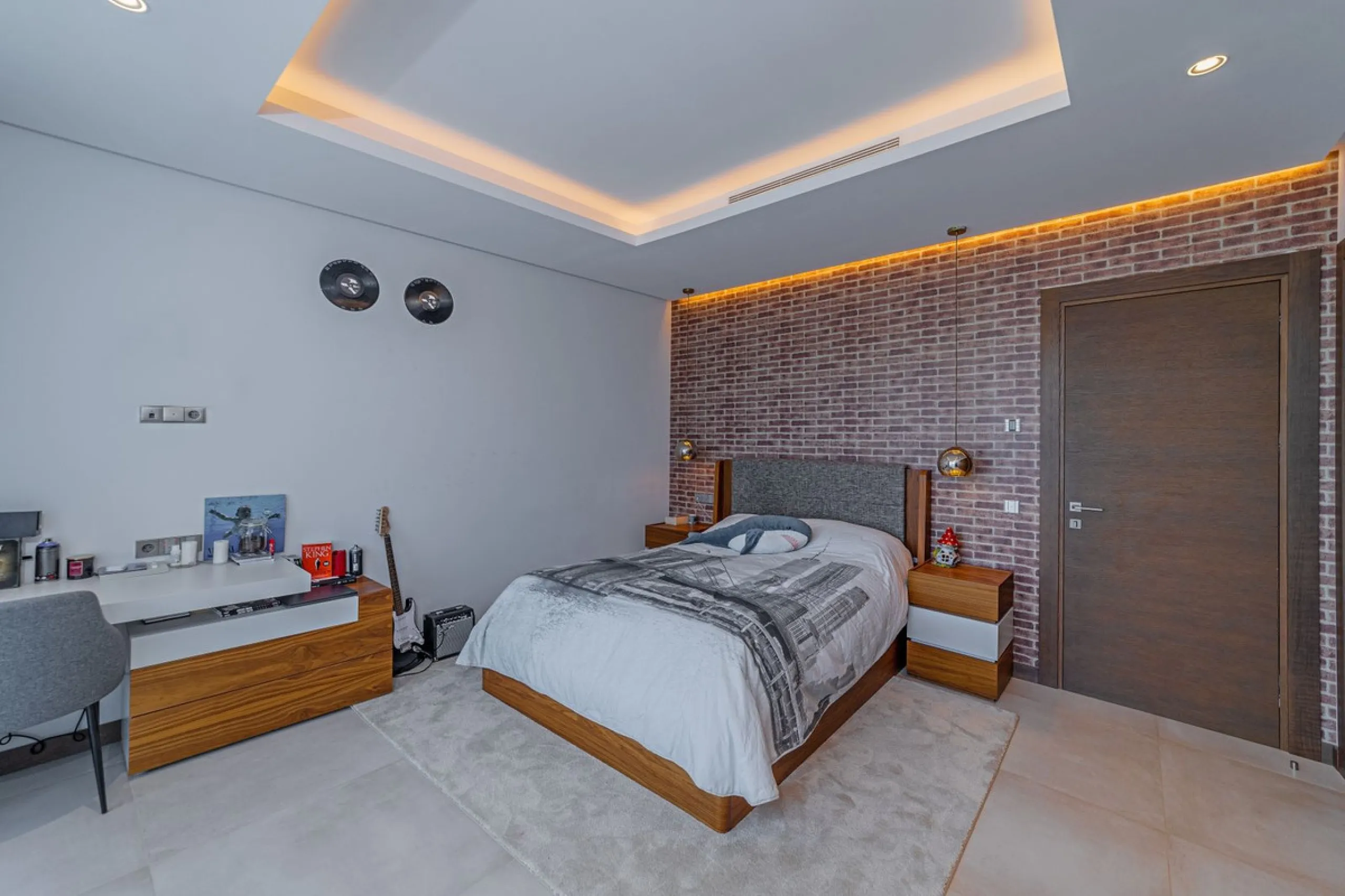 Welcome to this stunning detached villa in the prestigious Los Arqueros, Costa del Sol. Perfectly positioned on the frontline of a renowned golf course, this exquisite property combines modern luxury, breathtaking views, and unparalleled amenities for an 