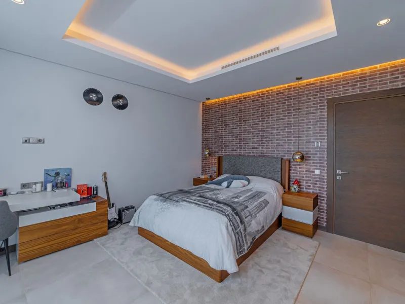 Welcome to this stunning detached villa in the prestigious Los Arqueros, Costa del Sol. Perfectly positioned on the frontline of a renowned golf course, this exquisite property combines modern luxury, breathtaking views, and unparalleled amenities for an 