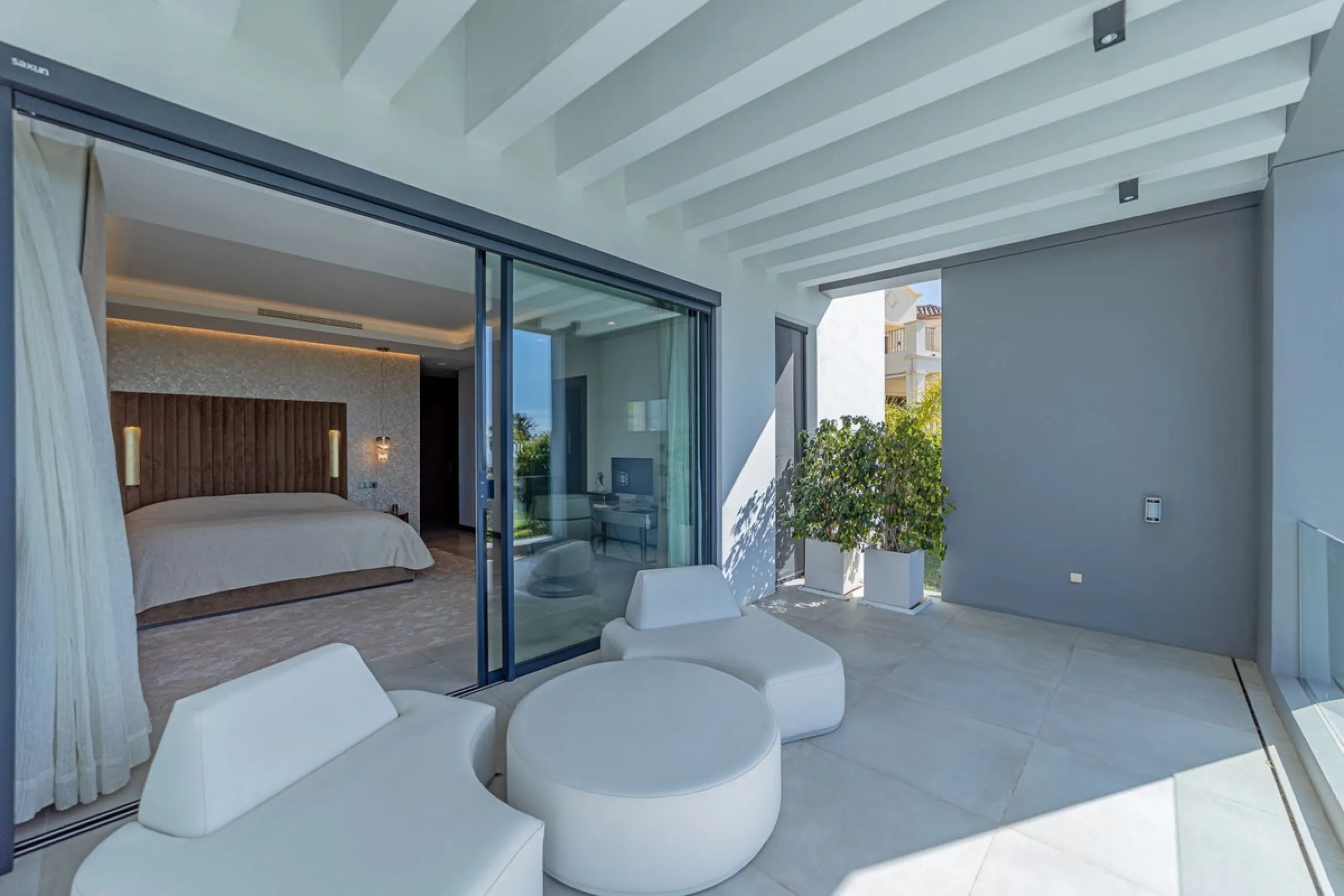 Welcome to this stunning detached villa in the prestigious Los Arqueros, Costa del Sol. Perfectly positioned on the frontline of a renowned golf course, this exquisite property combines modern luxury, breathtaking views, and unparalleled amenities for an 