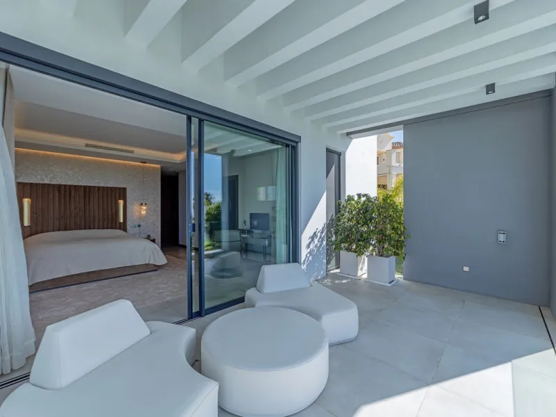 Welcome to this stunning detached villa in the prestigious Los Arqueros, Costa del Sol. Perfectly positioned on the frontline of a renowned golf course, this exquisite property combines modern luxury, breathtaking views, and unparalleled amenities for an 