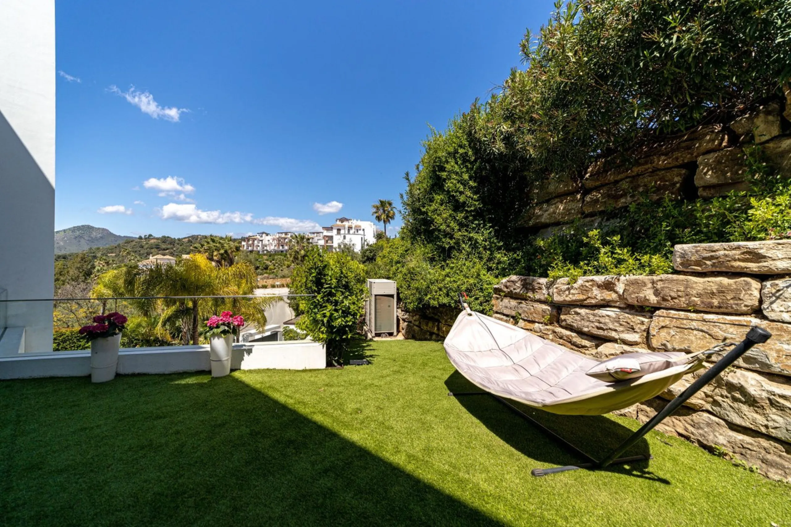 Welcome to this stunning detached villa in the prestigious Los Arqueros, Costa del Sol. Perfectly positioned on the frontline of a renowned golf course, this exquisite property combines modern luxury, breathtaking views, and unparalleled amenities for an 