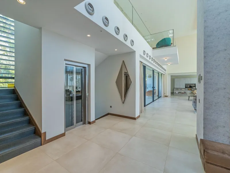 Welcome to this stunning detached villa in the prestigious Los Arqueros, Costa del Sol. Perfectly positioned on the frontline of a renowned golf course, this exquisite property combines modern luxury, breathtaking views, and unparalleled amenities for an 
