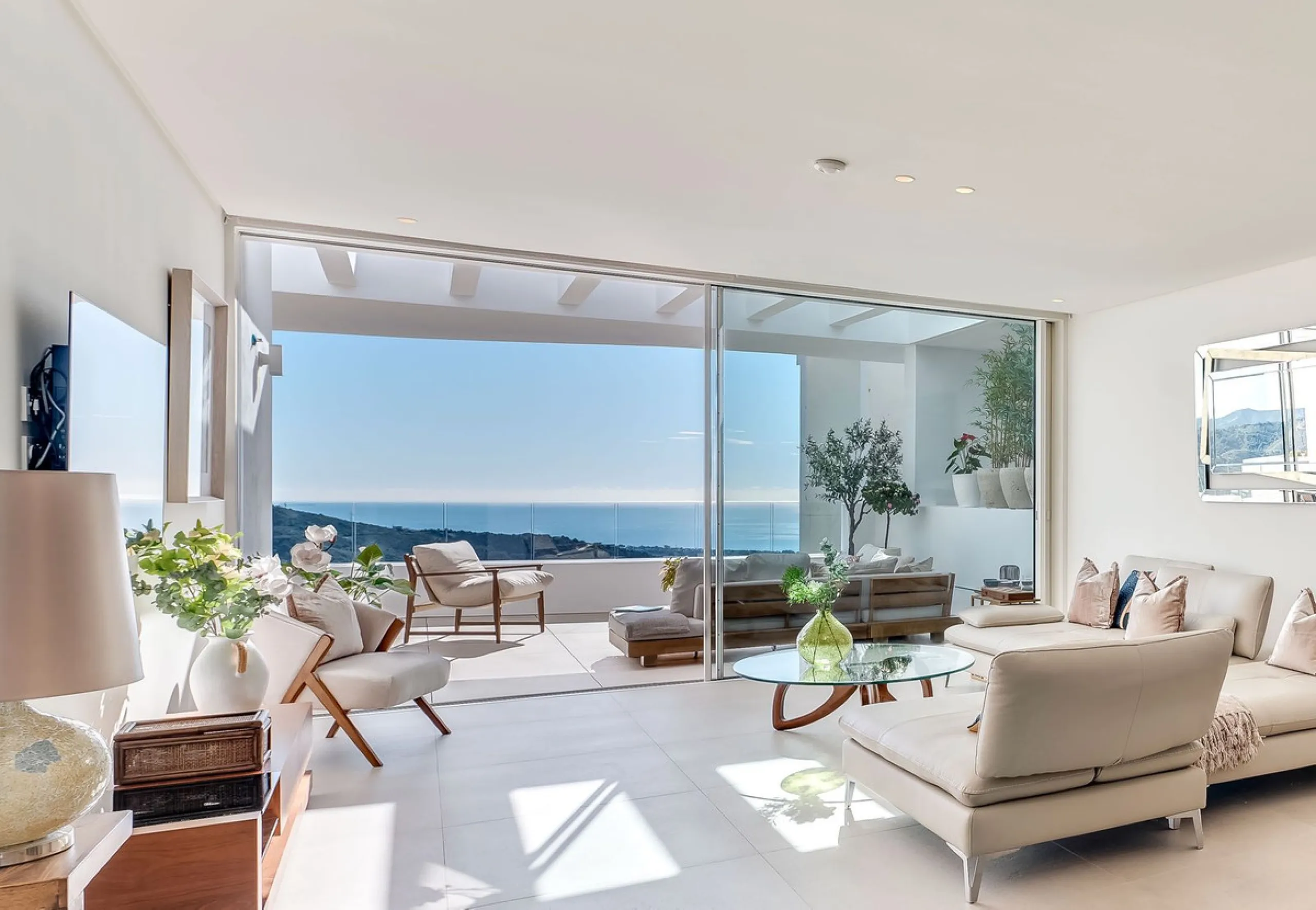 High-end 3-Bedroom Apartment with Unmatched Privacy and Panoramic Views