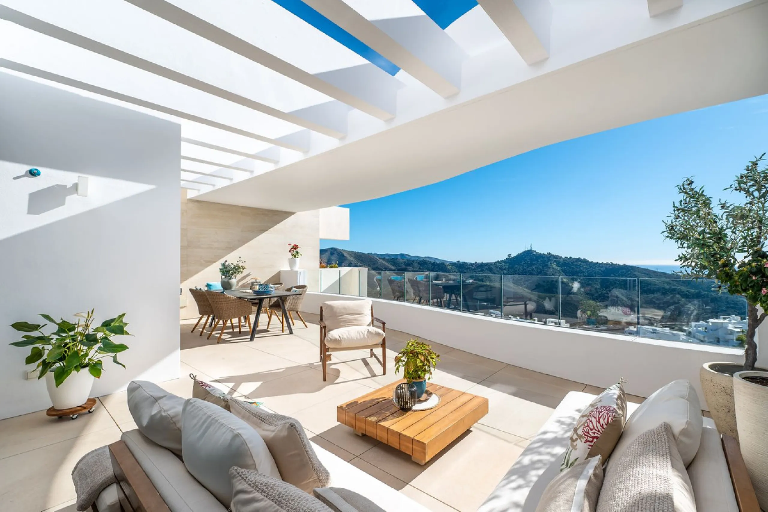 High-end 3-Bedroom Apartment with Unmatched Privacy and Panoramic Views