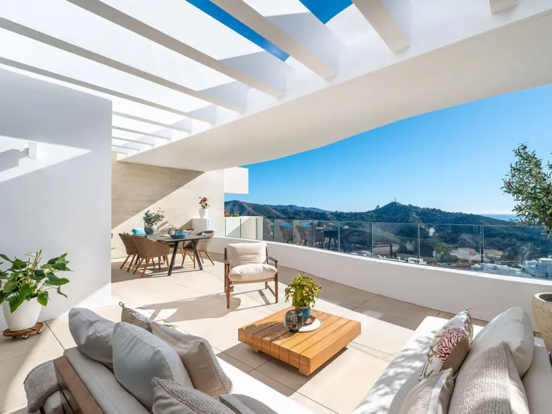 High-end 3-Bedroom Apartment with Unmatched Privacy and Panoramic Views
