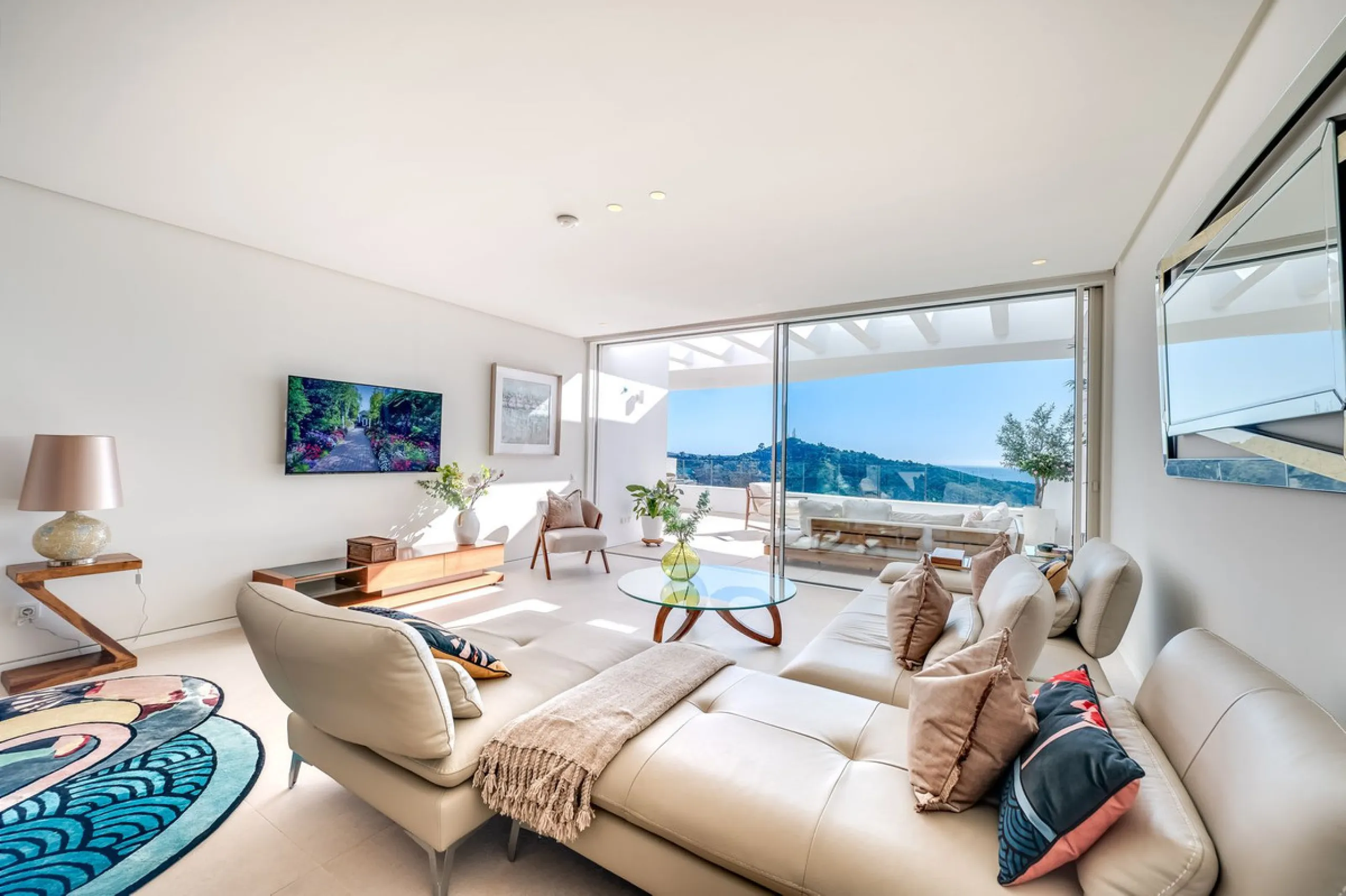 High-end 3-Bedroom Apartment with Unmatched Privacy and Panoramic Views