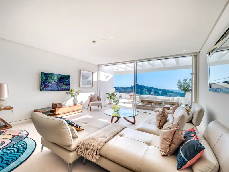 High-end 3-Bedroom Apartment with Unmatched Privacy and Panoramic Views