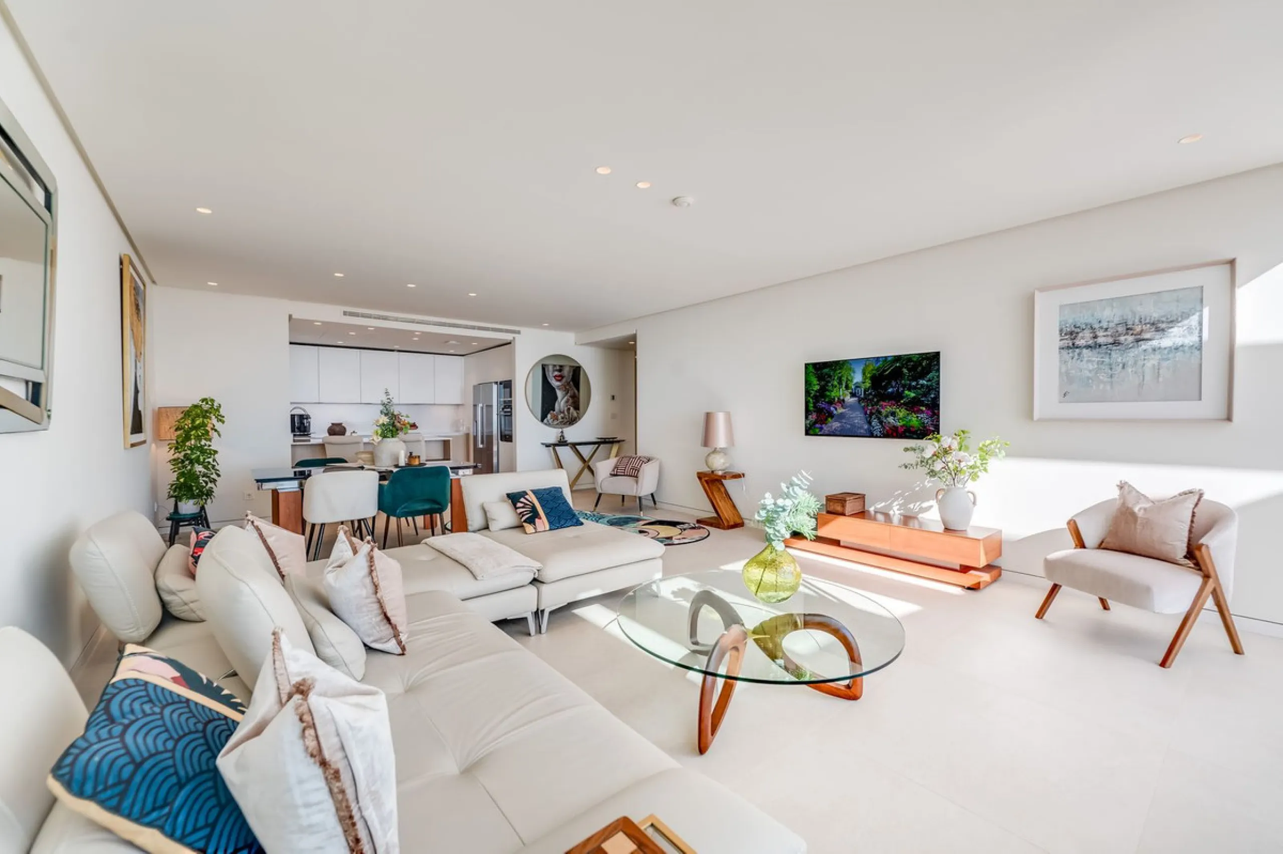 High-end 3-Bedroom Apartment with Unmatched Privacy and Panoramic Views