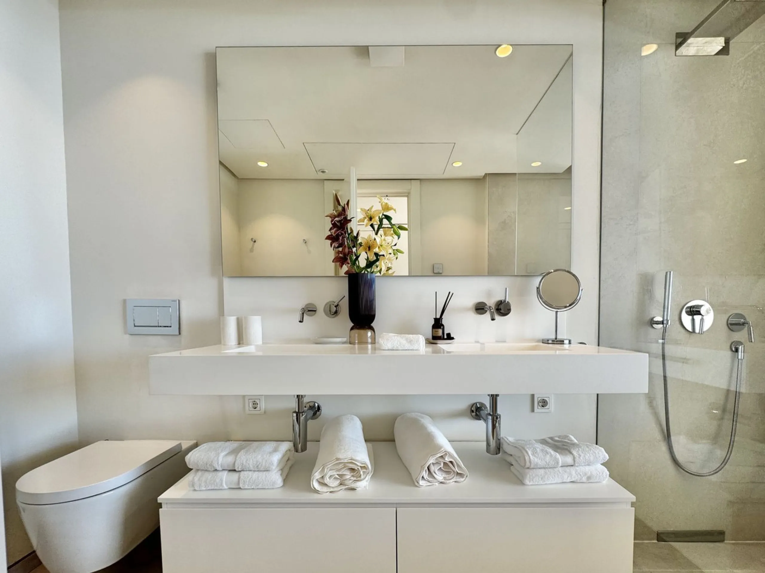 High-end 3-Bedroom Apartment with Unmatched Privacy and Panoramic Views