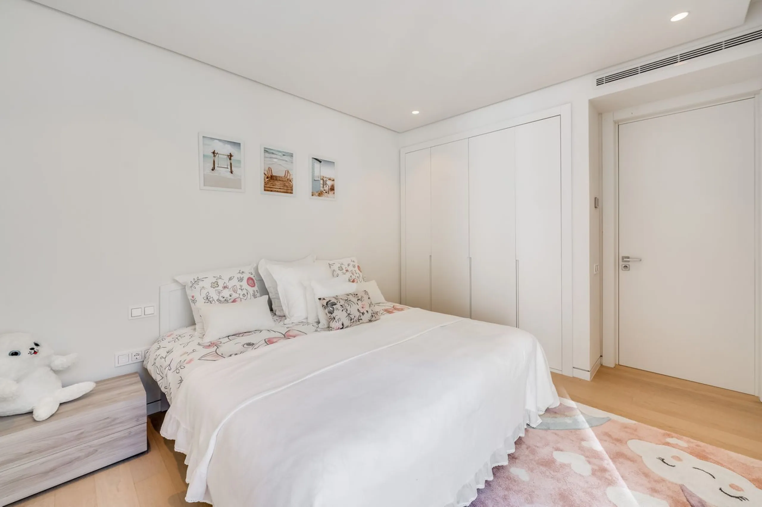 High-end 3-Bedroom Apartment with Unmatched Privacy and Panoramic Views