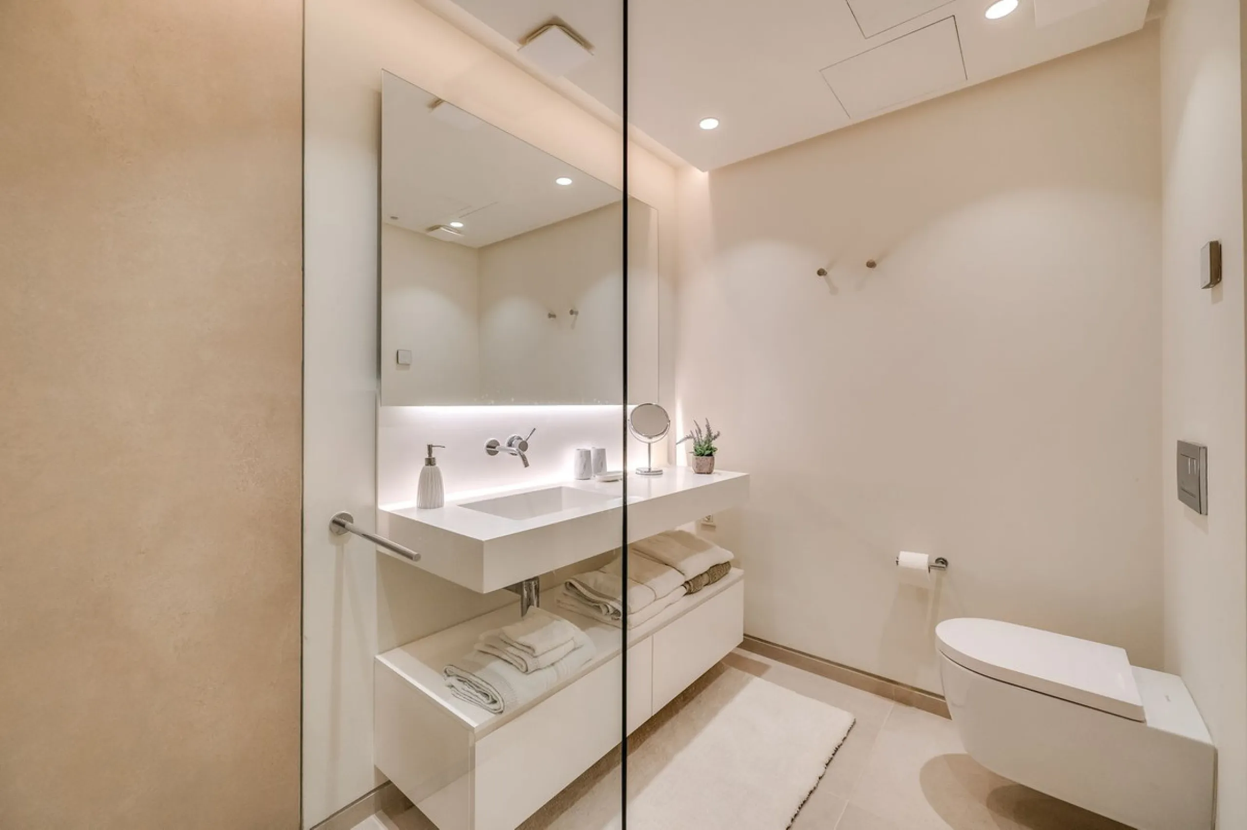 High-end 3-Bedroom Apartment with Unmatched Privacy and Panoramic Views