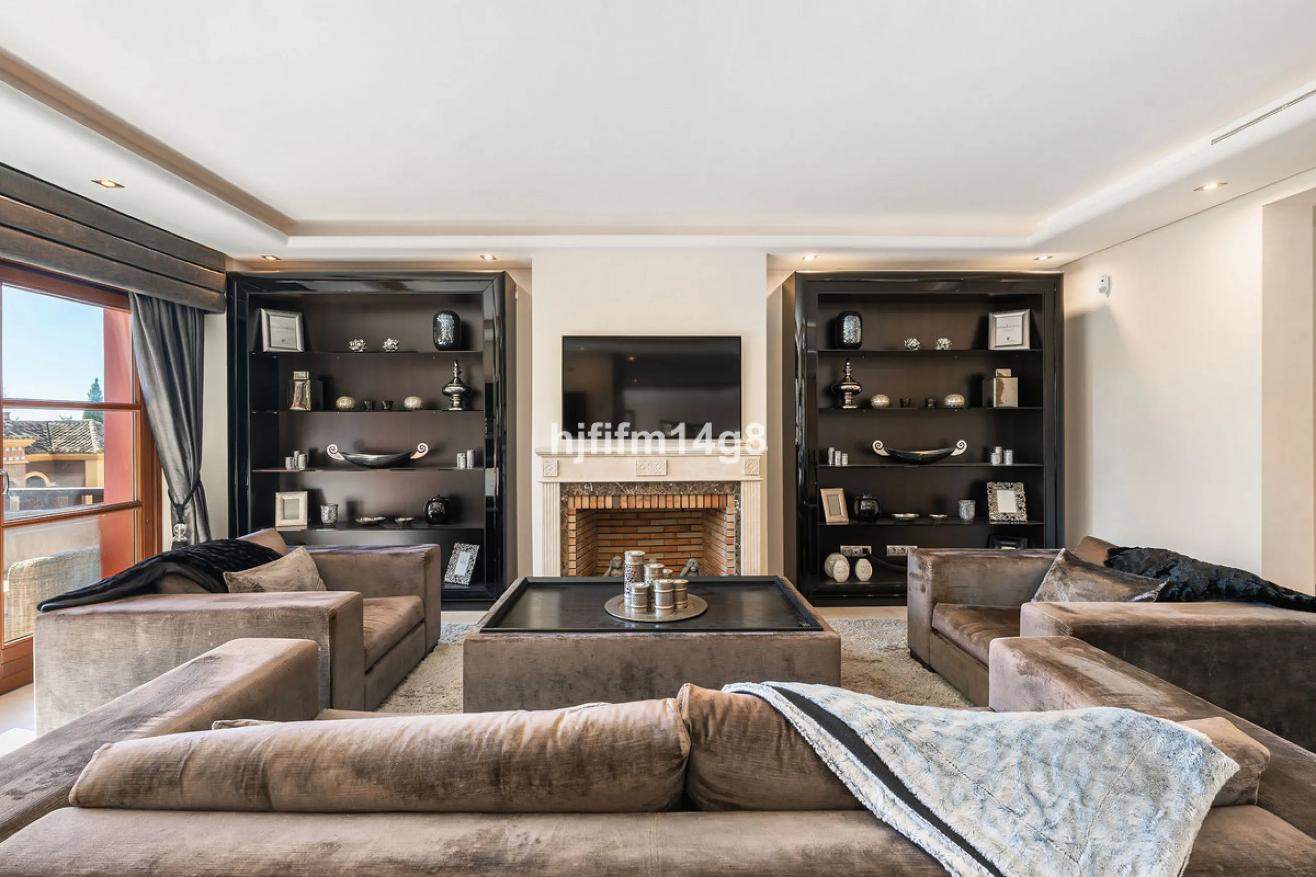 Discover unparalleled luxury in the prestigious La Capellania community with exotic gardens, , nestled within the Marbella Golden Mile. This stunning villa, boasting 686m² of interior space and an additional 77m² of terrace, offers the ultimate blend of e