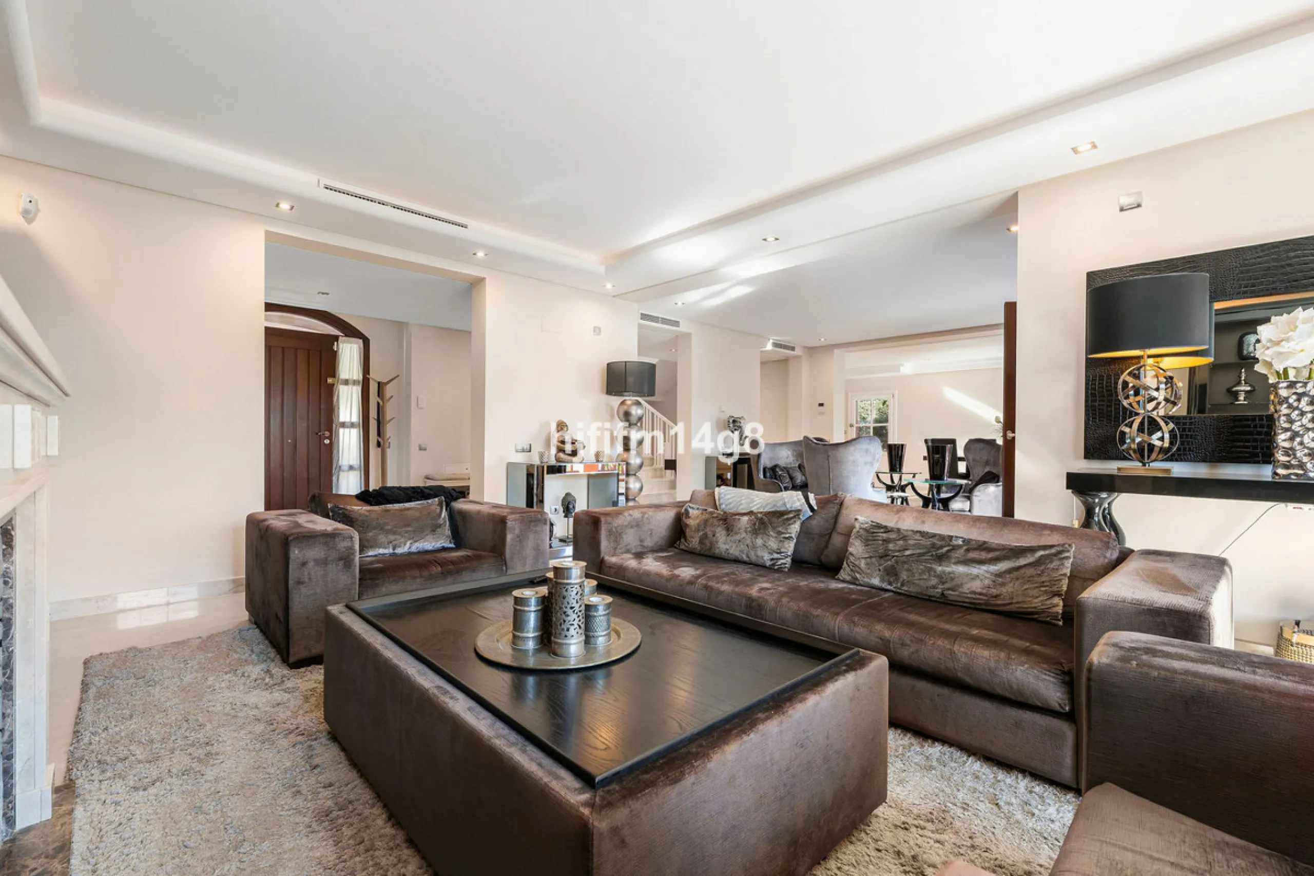 Discover unparalleled luxury in the prestigious La Capellania community with exotic gardens, , nestled within the Marbella Golden Mile. This stunning villa, boasting 686m² of interior space and an additional 77m² of terrace, offers the ultimate blend of e