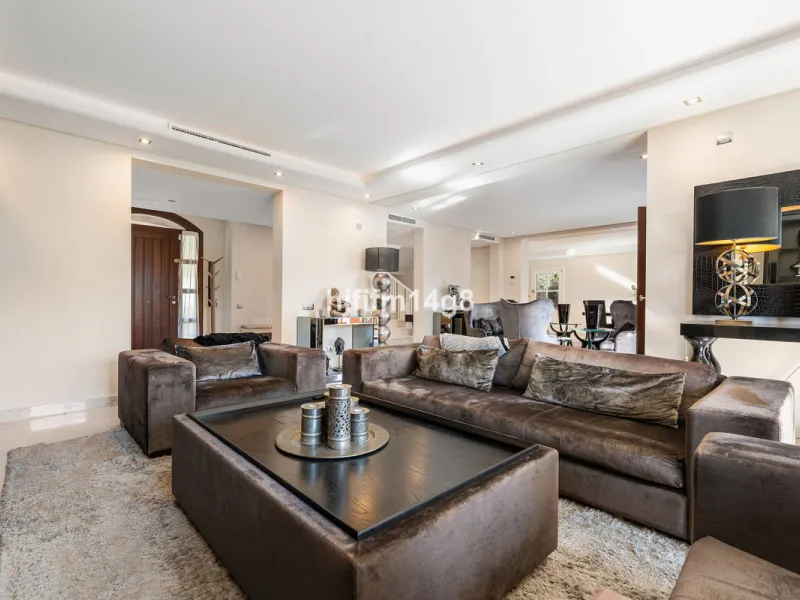 Discover unparalleled luxury in the prestigious La Capellania community with exotic gardens, , nestled within the Marbella Golden Mile. This stunning villa, boasting 686m² of interior space and an additional 77m² of terrace, offers the ultimate blend of e