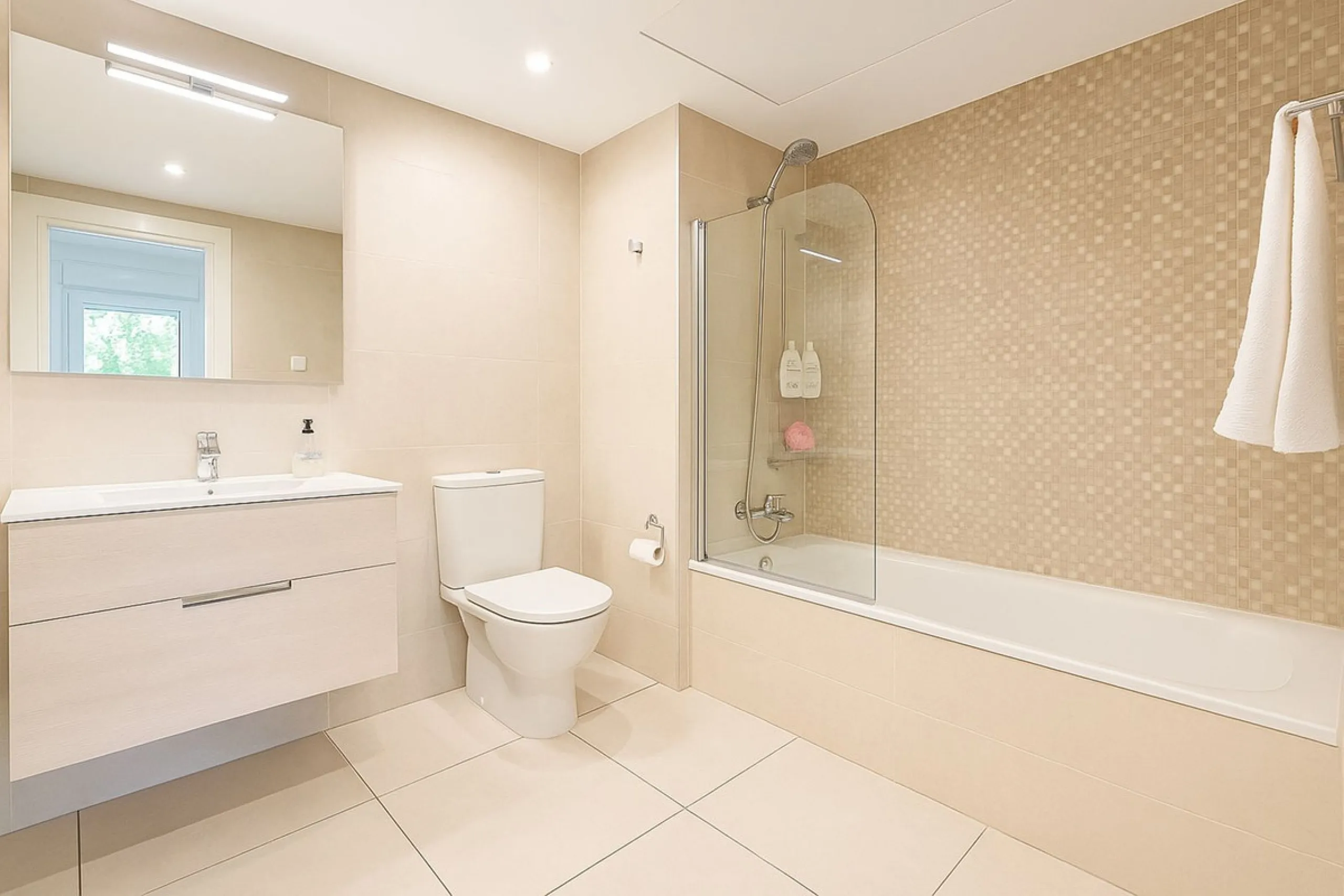 Apartment - Middle Floor Apartment в продаже в Marbella, Málaga. В доме 3 спален и 2 ванных комнат. Площадь дома 112 м²