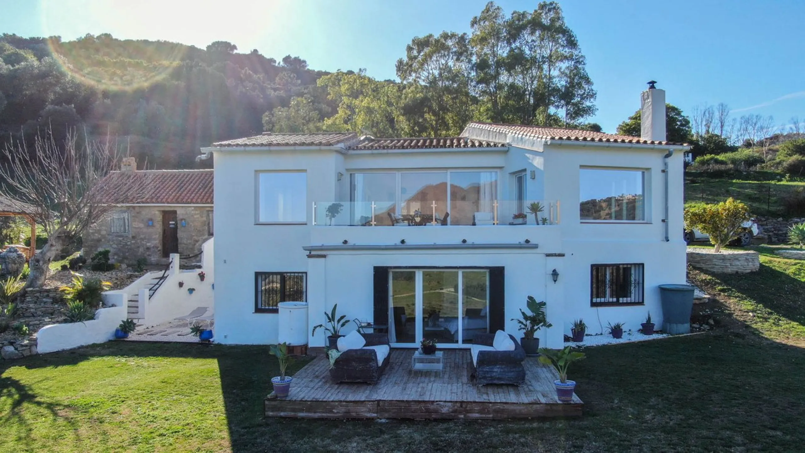 This charming finca is located on a hill in Casares, offering spectacular views of Sierra Bermeja and a natural setting perfect for disconnecting and enjoying tranquility.