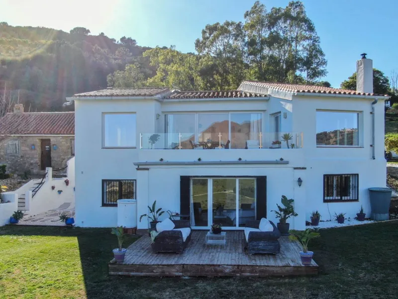 This charming finca is located on a hill in Casares, offering spectacular views of Sierra Bermeja and a natural setting perfect for disconnecting and enjoying tranquility.